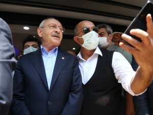 Esnafı ziyaret eden Kılıçdaroğlu, vatandaşlarla vapurda balık ekmek yedi