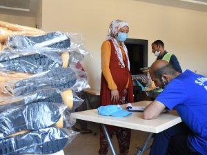 Şahinbey’den kadın çiftçi ve besicilere 6 bin 800 çizme