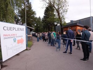 Hırvatistan’ın en büyük aşı merkezinde uzun kuyruklar oluştu