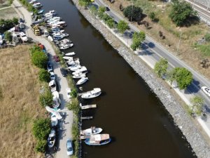 Küçükçekmece Menekşe Deresi kırmızıya büründü