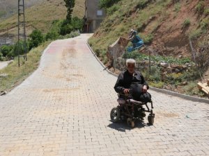 Engelli vatandaşa belediyeden parke yol