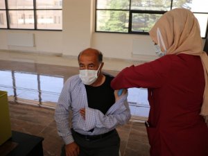 Bitlis’te belediye personeline korona virüs aşısı