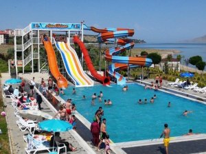 Bitlis’in ilk aquaparkı Tatvan’da açıldı
