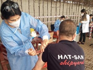 Altınova Tersanelerde işçiler aşılandı