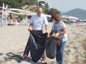 Plajdan onlarca torba çöp topladılar