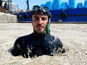 Ünlü fenomen Marmara’da müsilaja daldı, denizin üstü ve altı içleri acıttı