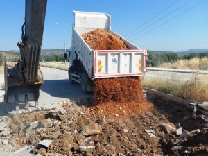 Yunusemre Belediyesi Akgedik yolunda asfalt onarım çalışması yapıyor