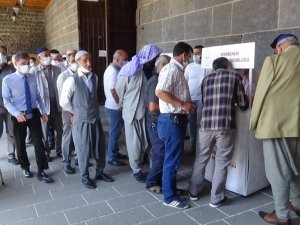 Diyarbakır’da vatandaşlar randevusuz aşı olmak için sıraya girdi