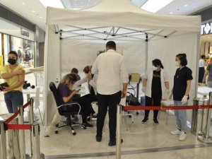 AVM’ye gelen müşteriler hem alışveriş yaptı hem de aşılarını oldu