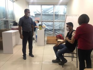 İlçede kurulan aşı çadırına yoğun ilgi