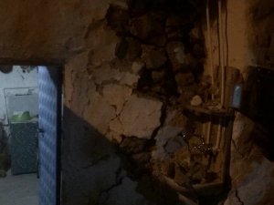 Deprem bazı köy evlerine hasar verdi, kayalar yuvarlandı