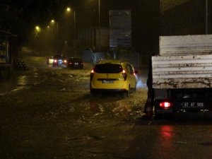 Şiddetli yağış hayatı olumsuz etkiledi: Araçlar yollarda kaldı