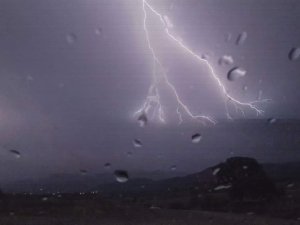 Karabük’te şimşekler geceyi aydınlattı