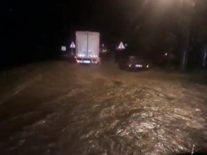 Devrek yolunda şiddetli yağmur nedeniyle araçlar mahsur kaldı
