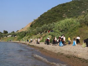 Sağlık çalışanları Kurşunlu Sahili’ni temizledi