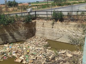 Sulama kanalına atılan çöpler utandırdı