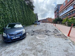 Şiddetli yağış sonrası hastane yolu kullanılmaz hale geldi