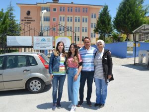 Annesi, babası ve halası ile aynı okulda sınava girdi