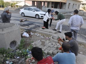 Ak Parti Yenişehir İlçe Başkanı Kaya, inşaat işçilerine karpuz ikram etti