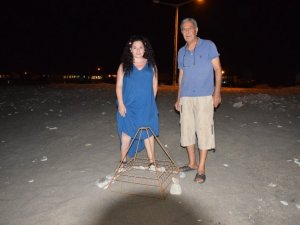 Sedef öğretmen ile emekli hakim Şahabettin amcanın caretta nöbeti