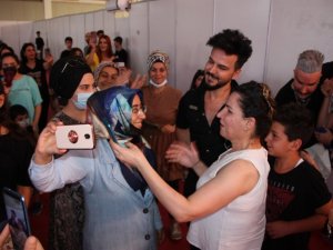 Sosyal medya fenomeni yaptığı yardım sahnesiyle sevgi seline tutuldu