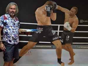 Boş bulduğu duvara resim yapıyor