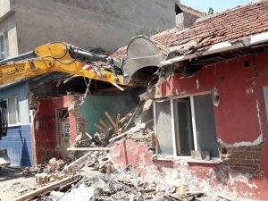 Metruk binalar tek tek yıkılıyor