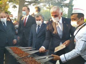 Bakan Ersoy ciğer kebabı pişirdi, Bakan Varank ise izledi