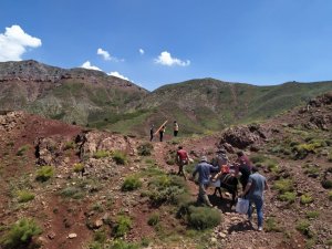 Vefakar sağlıkçılar, 2 bin 500 rakımdaki hastaya yaya ulaştı, ambulans helikopterle hastaneye gönderildi