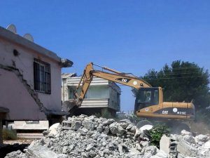 Akdeniz ilçesinde bir metruk bina daha yıkıldı