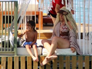 Saçları bozulmasın diye denize girmedi