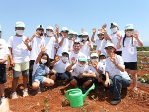 Kepezli çocuklar fideleri toprakla buluşturdu