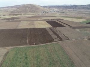 Demirözü’nde tarla içi ulaşım yollarını açma çalışması devam ediyor