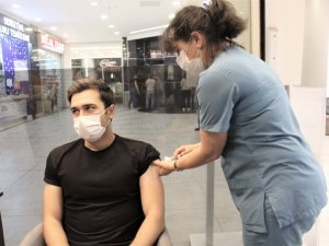 Arkadaşı ile alışverişe gitmişti, AVM’de annesinin elinden Covid-19 aşısını oldu