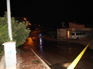 Patlayan su borusu yolu trafiğe kapattı