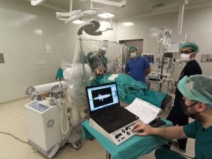 11 yaşındaki çocuğa, uyanıkken beyin pili takıldı