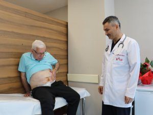 Kendini Türk hekimine emanet etti, 15 yıl süren karın ağrısı son buldu