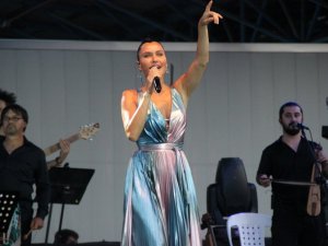 Şevval Sam en güzel türküleri ile İzmit’in kurtuluş coşkusuna ortak oldu