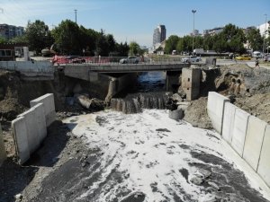 Esenyurt’ta siyah akan dere zehir saçıyor