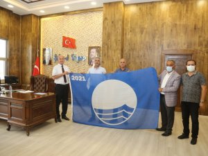 Başkan Akman, 4. kez hak kazanılan ‘Mavi Bayrağı’ teslim aldı