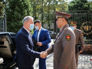 Bakan Akar, Kırgızistan’da resmi törenle karşılandı