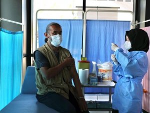 Habere giden gazeteciler aşı merkezinde aşı oldu