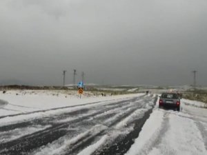 Ardahan bir anda beyaza büründü, araçlar yolda mahsur kaldı