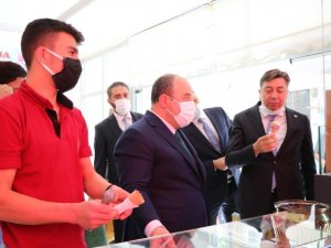 Bakan Varank sıcaktan bunalan takipçilerine dondurma servisi yaptı