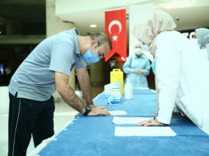 Covid-19 ile mücadele kapsamında Esenboğa Havalimanı’nda da aşılama başladı