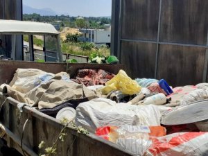 "Kokuyor" diye şikayet edilen evden 2 römork dolusu çöp çıktı