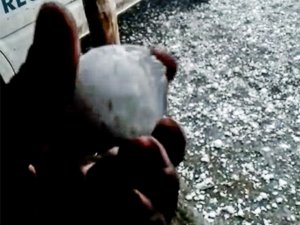 Ceviz büyüklüğünde dolu şoku: Araçların camları kırıldı, kaportaları zarar gördü