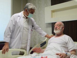 83 yaşındaki Pamuk Dede, aynı anda iki tümör ameliyatı olarak sağlığına kavuştu