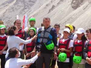 Bakan Selçuk, Hakkari’de doğa kampı ve rafting yapan gençlerle bir araya geldi
