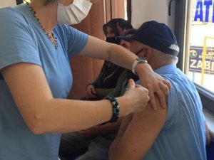 Alaplı halk pazarında aşılama uygulaması sürüyor